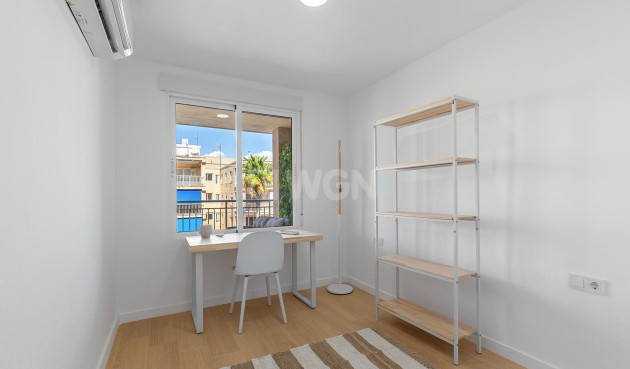 Resale - Apartment / flat - Torrevieja - Playa De Los Naufragos