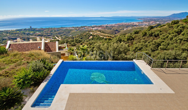 Odsprzedaż - Villa - Los Monteros - Costa del Sol