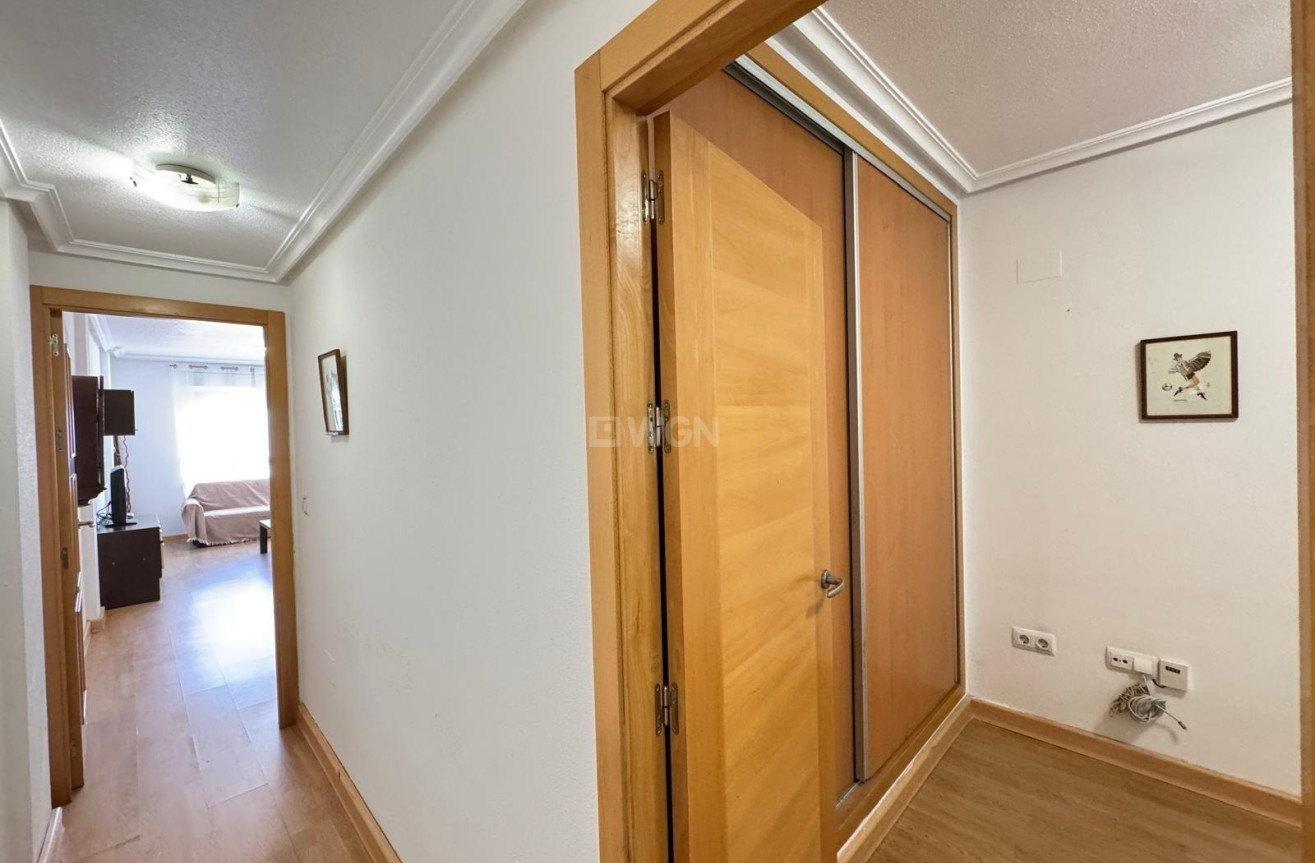 Odsprzedaż - Mieszkanie w bloku - Torrevieja