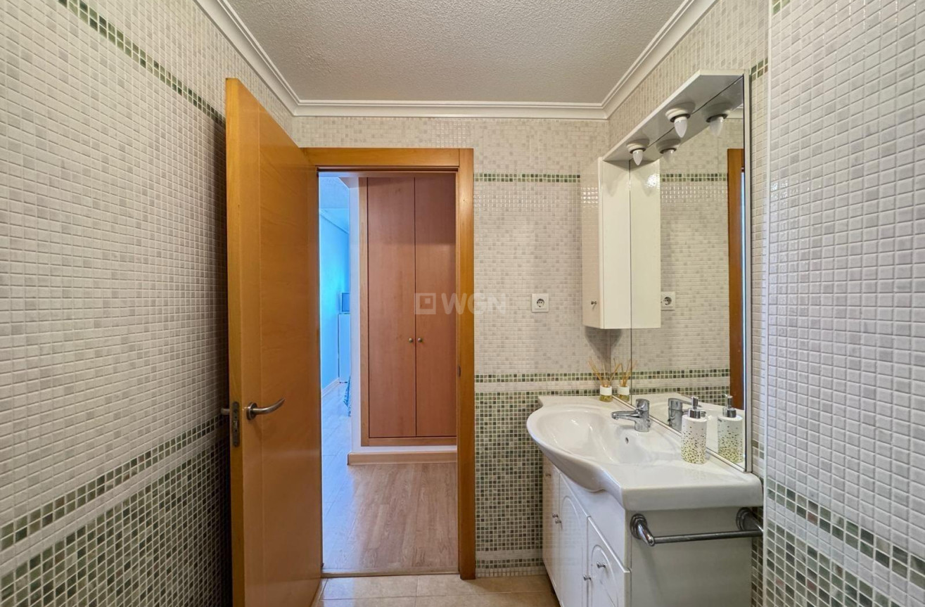 Odsprzedaż - Mieszkanie w bloku - Torrevieja