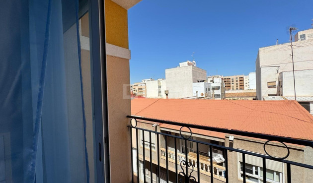 Odsprzedaż - Mieszkanie w bloku - Torrevieja