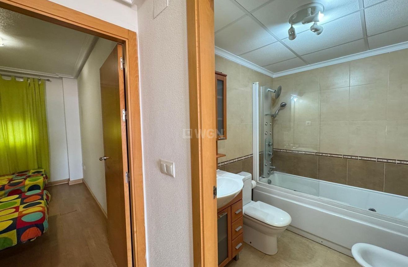 Odsprzedaż - Mieszkanie w bloku - Torrevieja