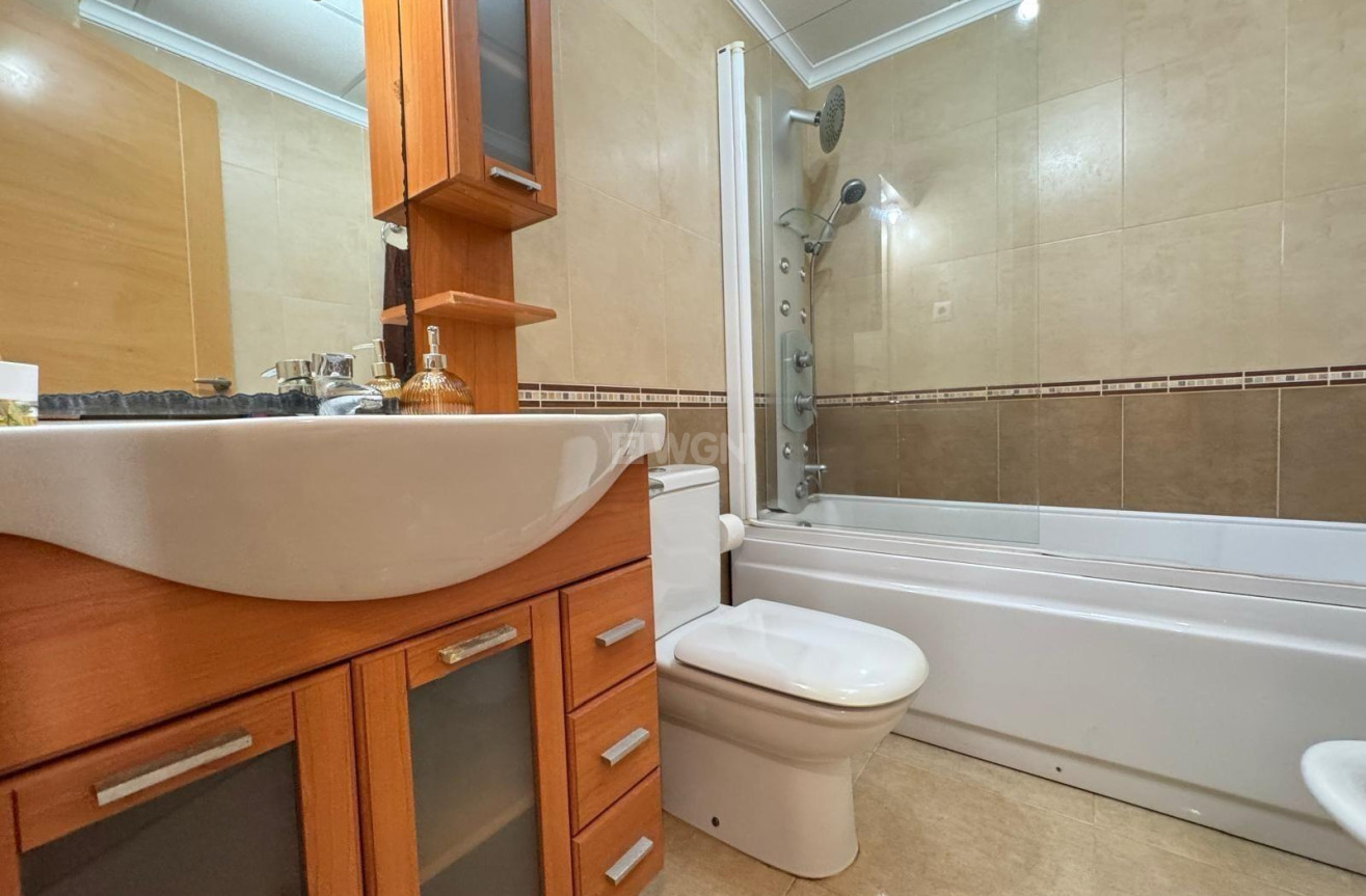 Odsprzedaż - Mieszkanie w bloku - Torrevieja