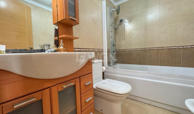 Odsprzedaż - Mieszkanie w bloku - Torrevieja