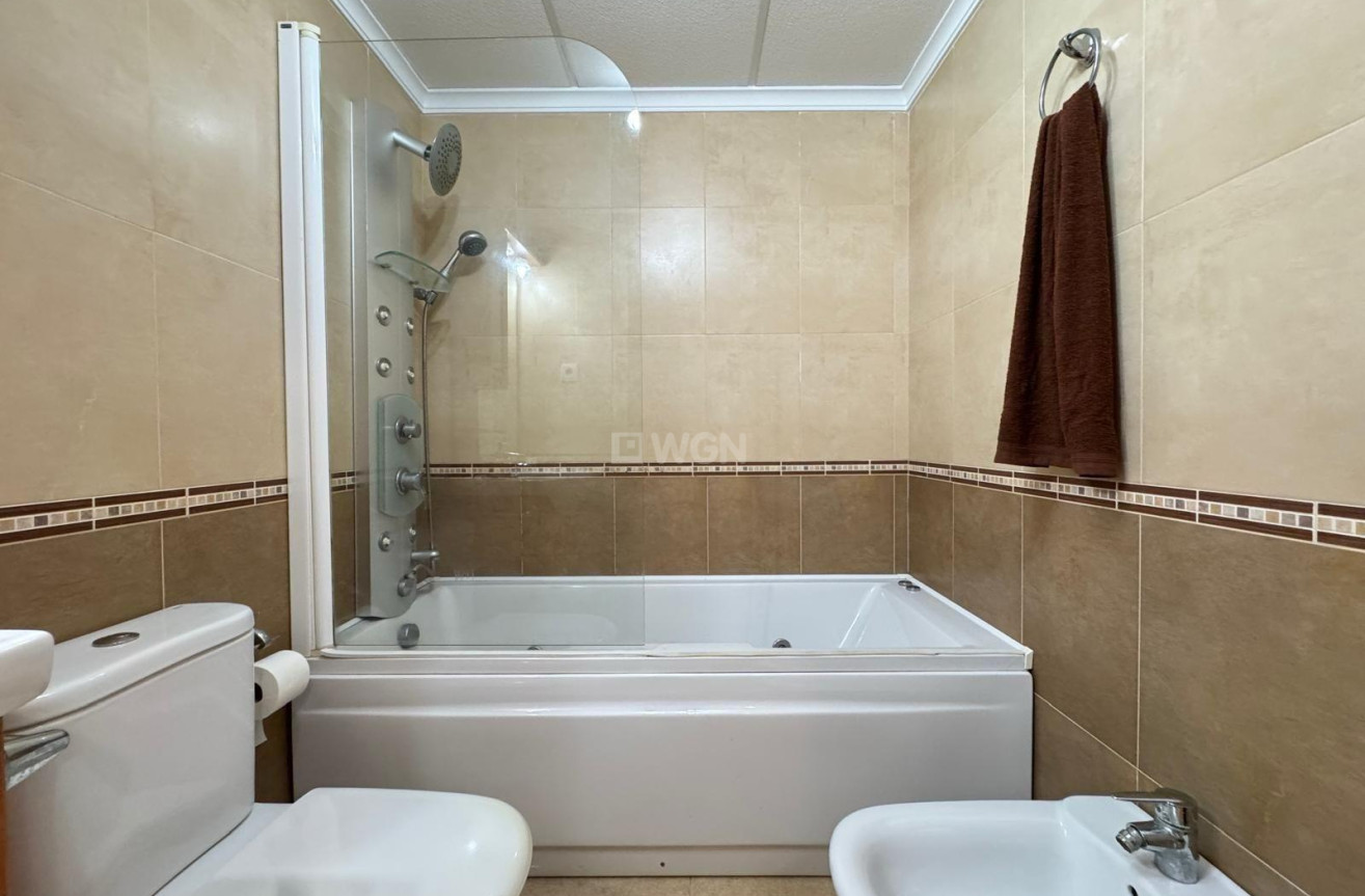 Odsprzedaż - Mieszkanie w bloku - Torrevieja