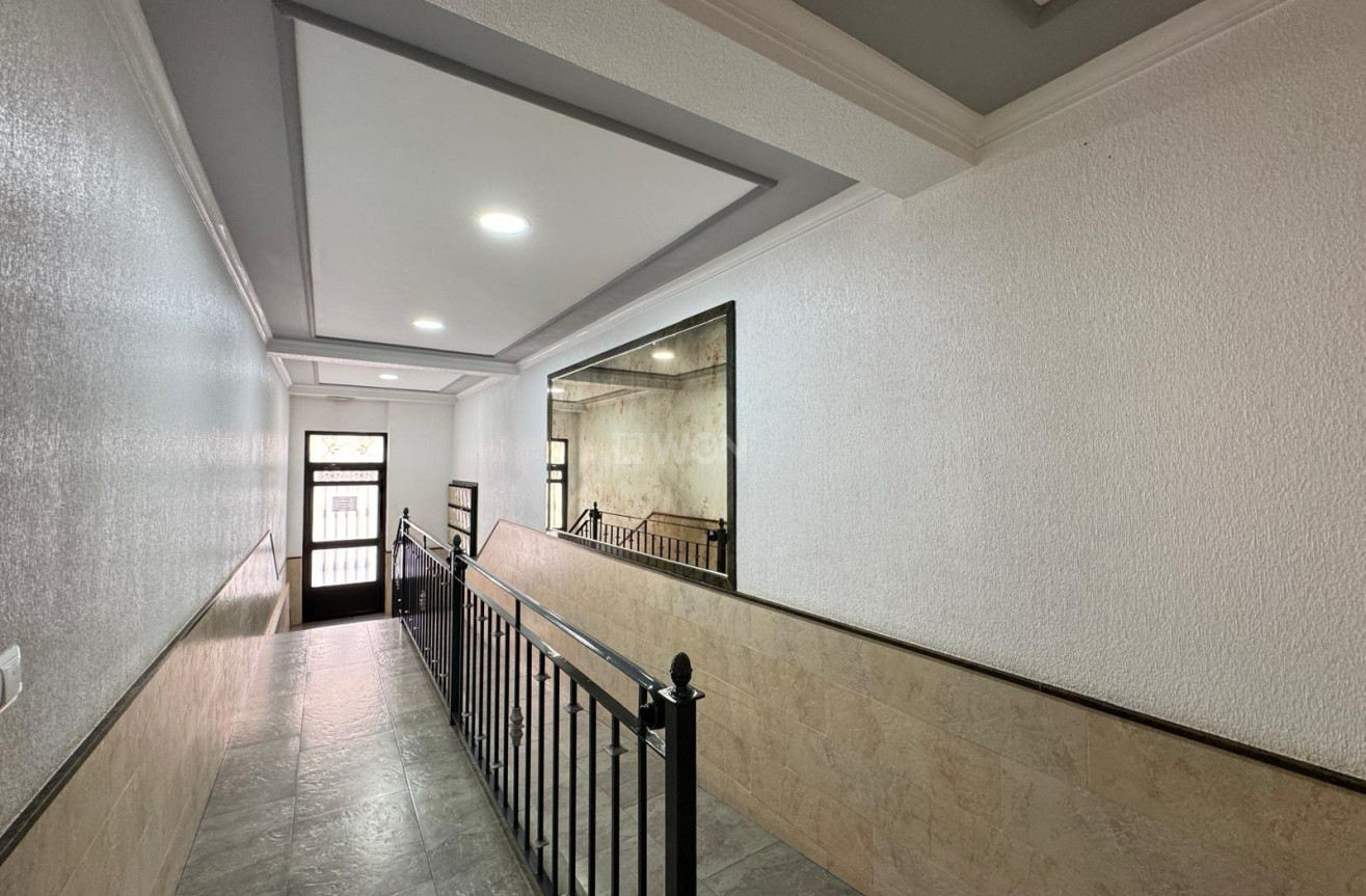 Odsprzedaż - Mieszkanie w bloku - Torrevieja