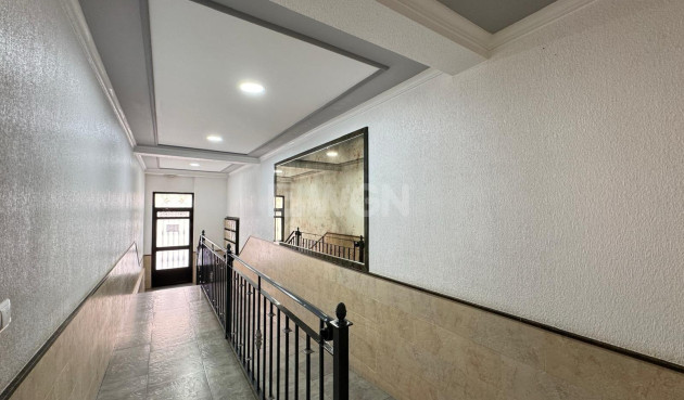 Odsprzedaż - Mieszkanie w bloku - Torrevieja