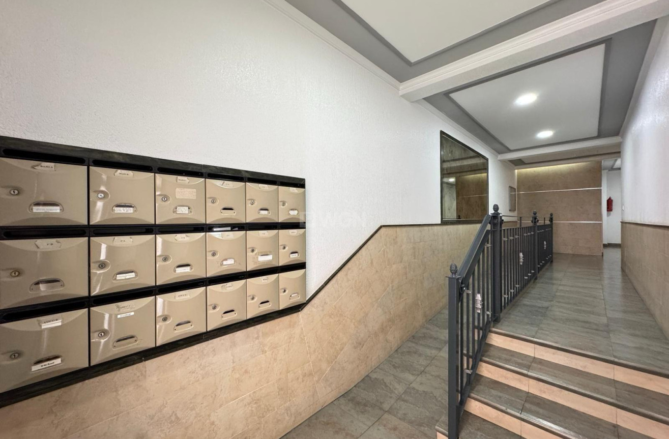 Odsprzedaż - Mieszkanie w bloku - Torrevieja