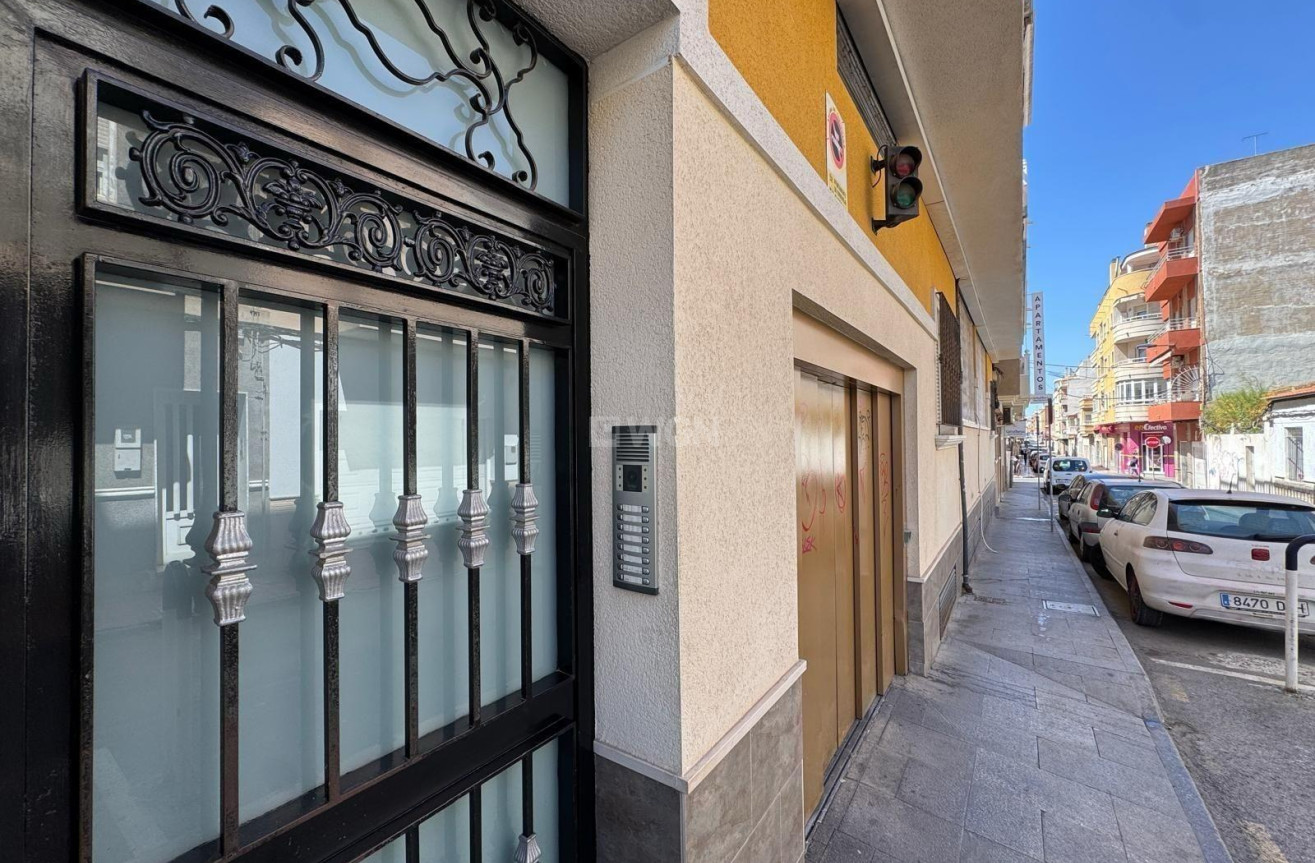Odsprzedaż - Mieszkanie w bloku - Torrevieja