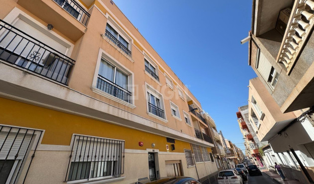 Odsprzedaż - Mieszkanie w bloku - Torrevieja
