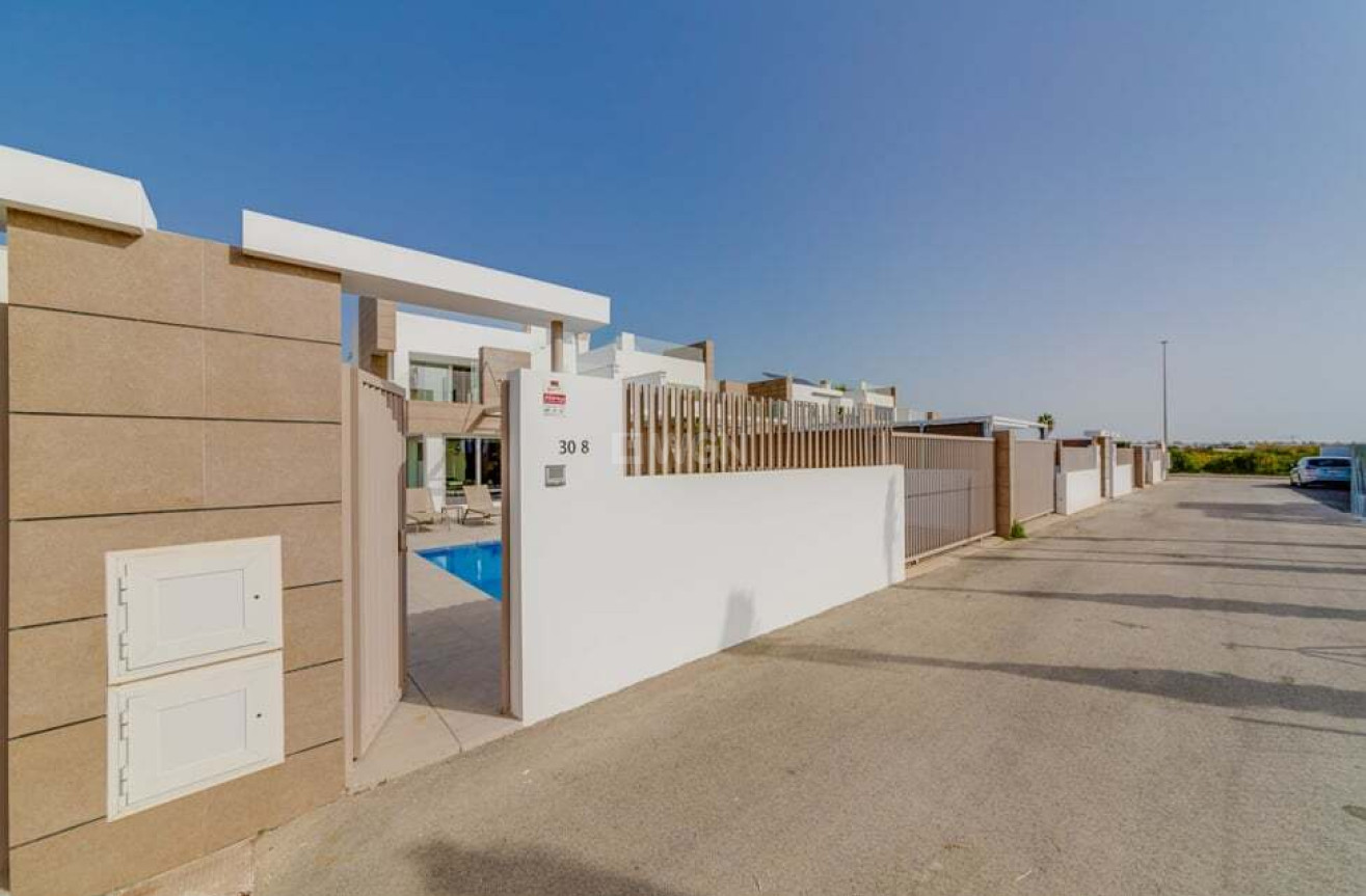 Resale - Villa - El Raso - Guardamar del Segura