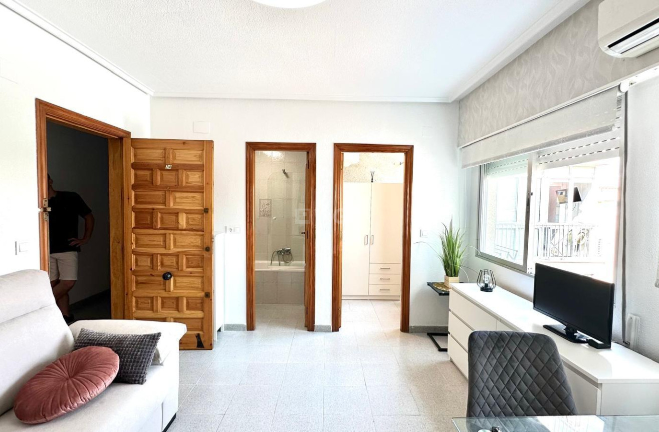 Resale - Apartment / flat - Torrevieja - Estacion De Autobuses