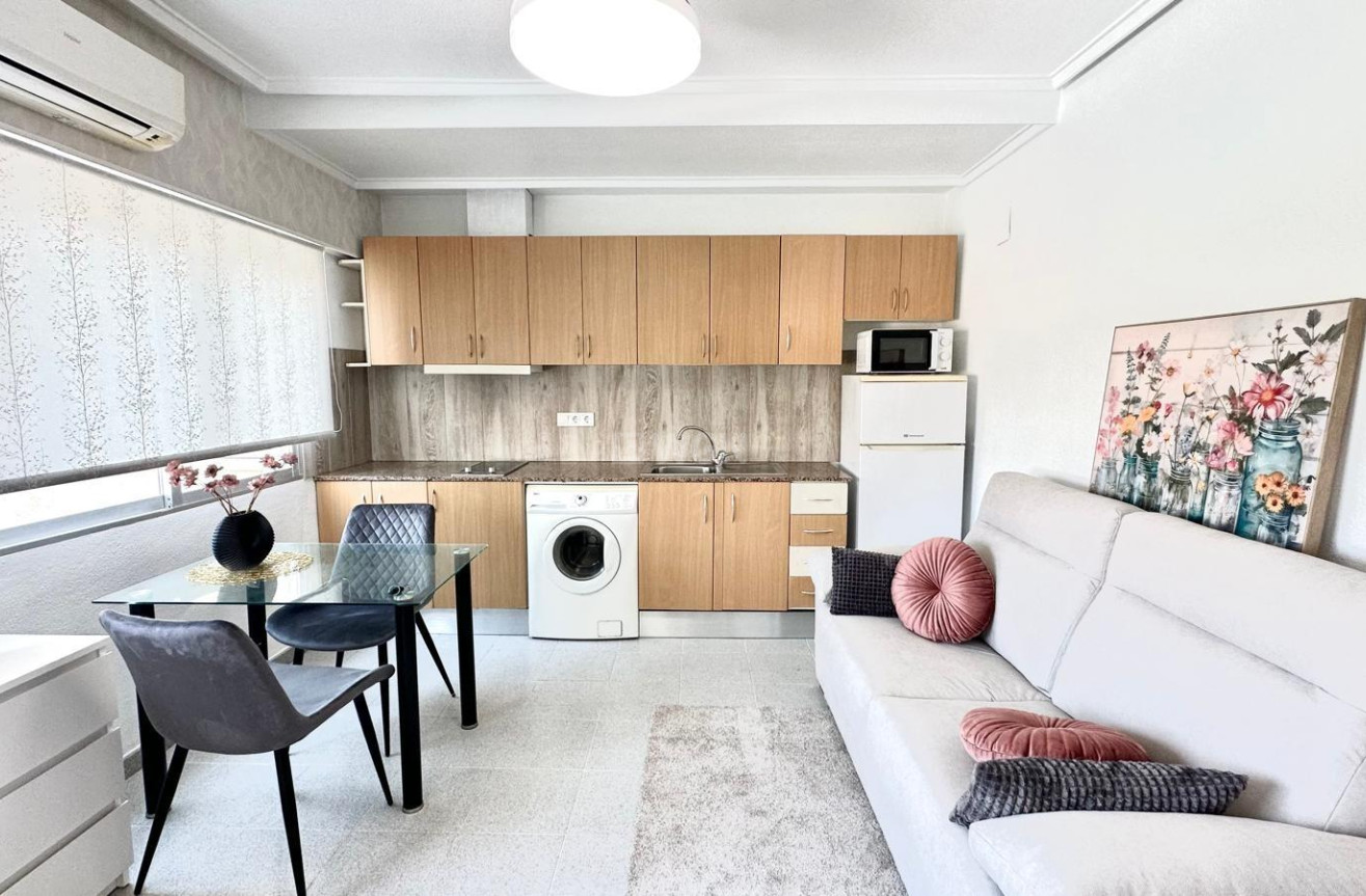 Resale - Apartment / flat - Torrevieja - Estacion De Autobuses