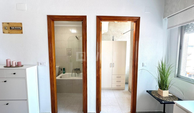 Resale - Apartment / flat - Torrevieja - Estacion De Autobuses