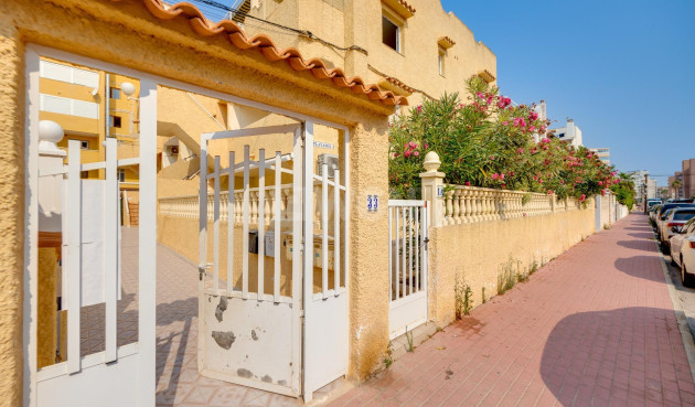 Odsprzedaż - Mieszkanie w bloku - Torrevieja - La Mata