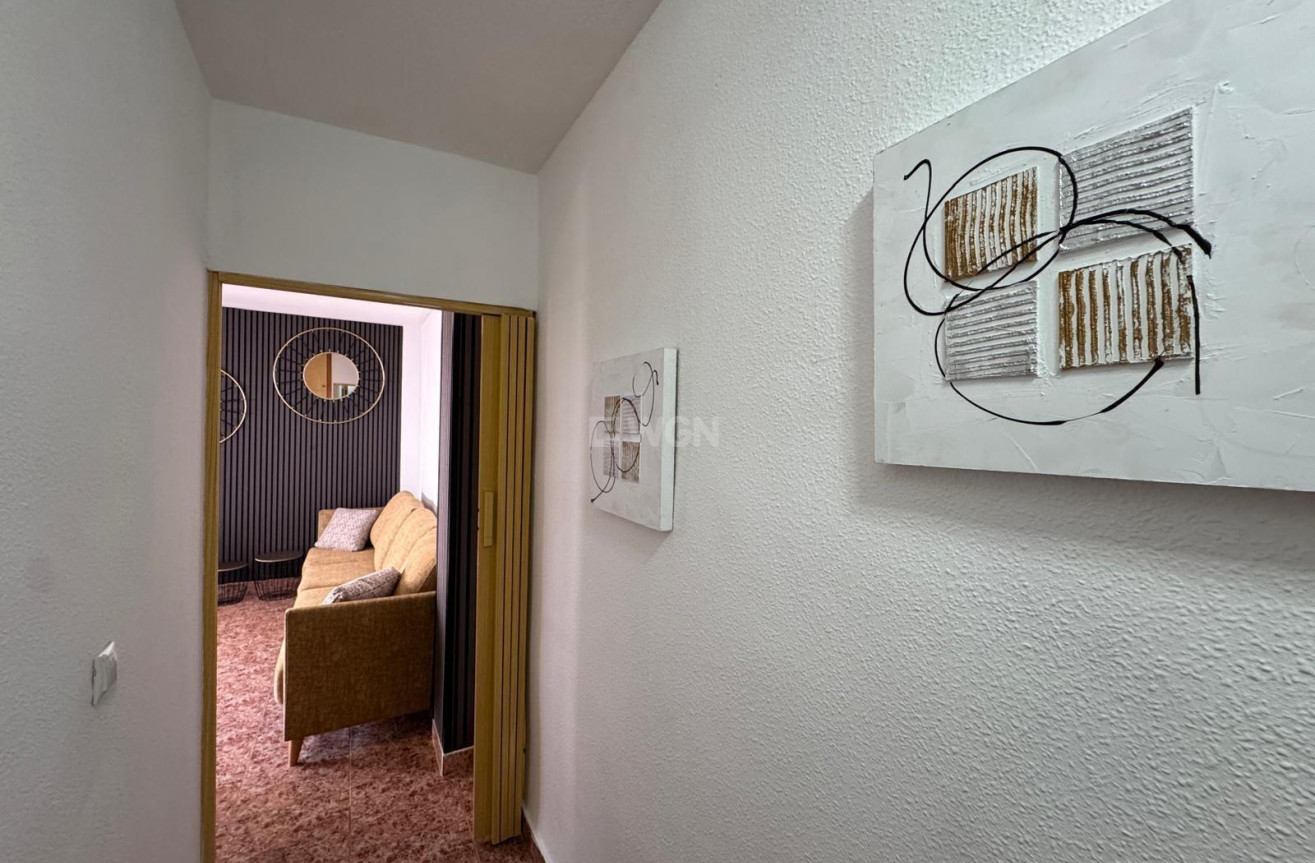 Odsprzedaż - Mieszkanie w bloku - Torrevieja - Centro