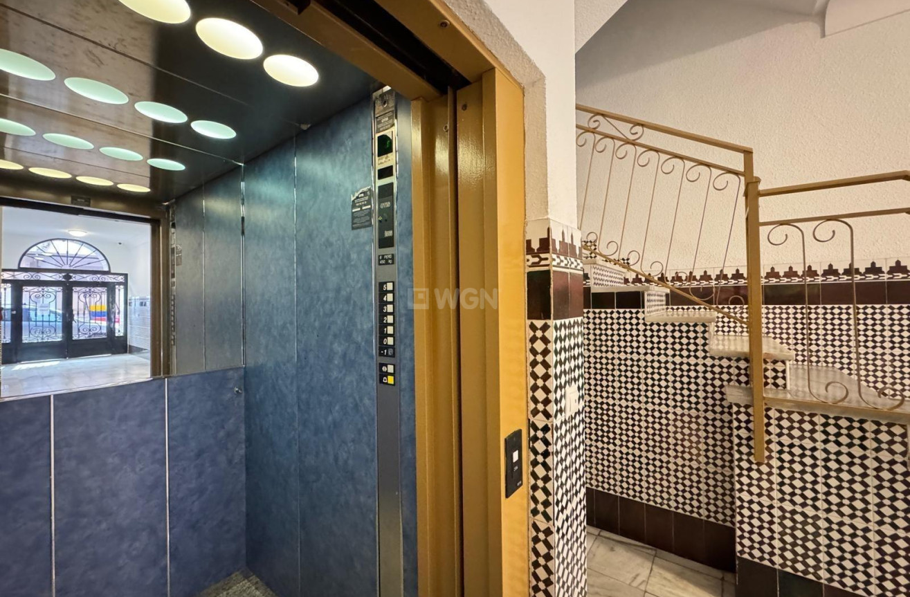 Odsprzedaż - Mieszkanie w bloku - Torrevieja - Centro