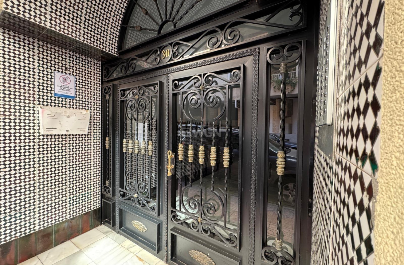 Odsprzedaż - Mieszkanie w bloku - Torrevieja - Centro