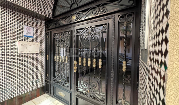 Odsprzedaż - Mieszkanie w bloku - Torrevieja - Centro