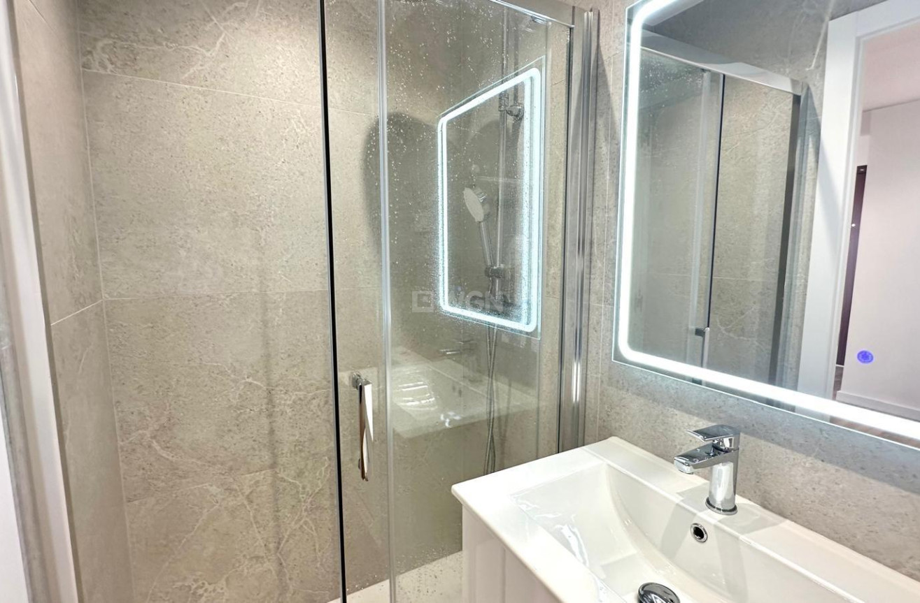 Odsprzedaż - Mieszkanie w bloku - Torrevieja - Punta Prima