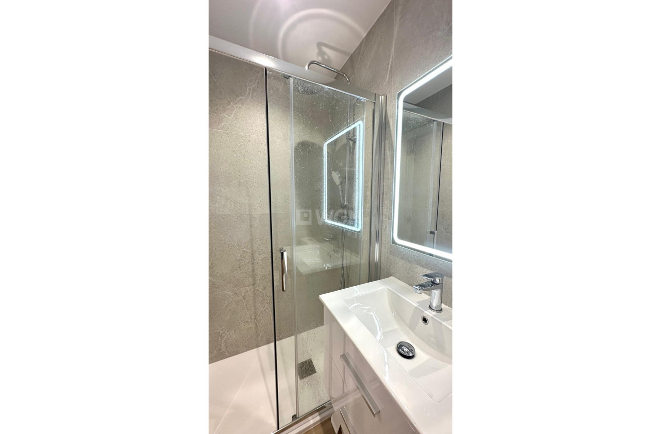 Odsprzedaż - Mieszkanie w bloku - Torrevieja - Punta Prima