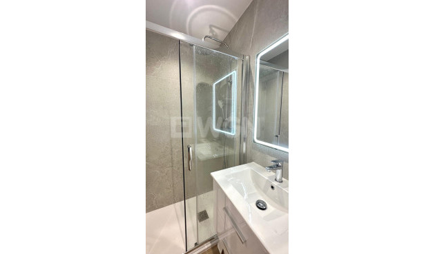 Odsprzedaż - Mieszkanie w bloku - Torrevieja - Punta Prima