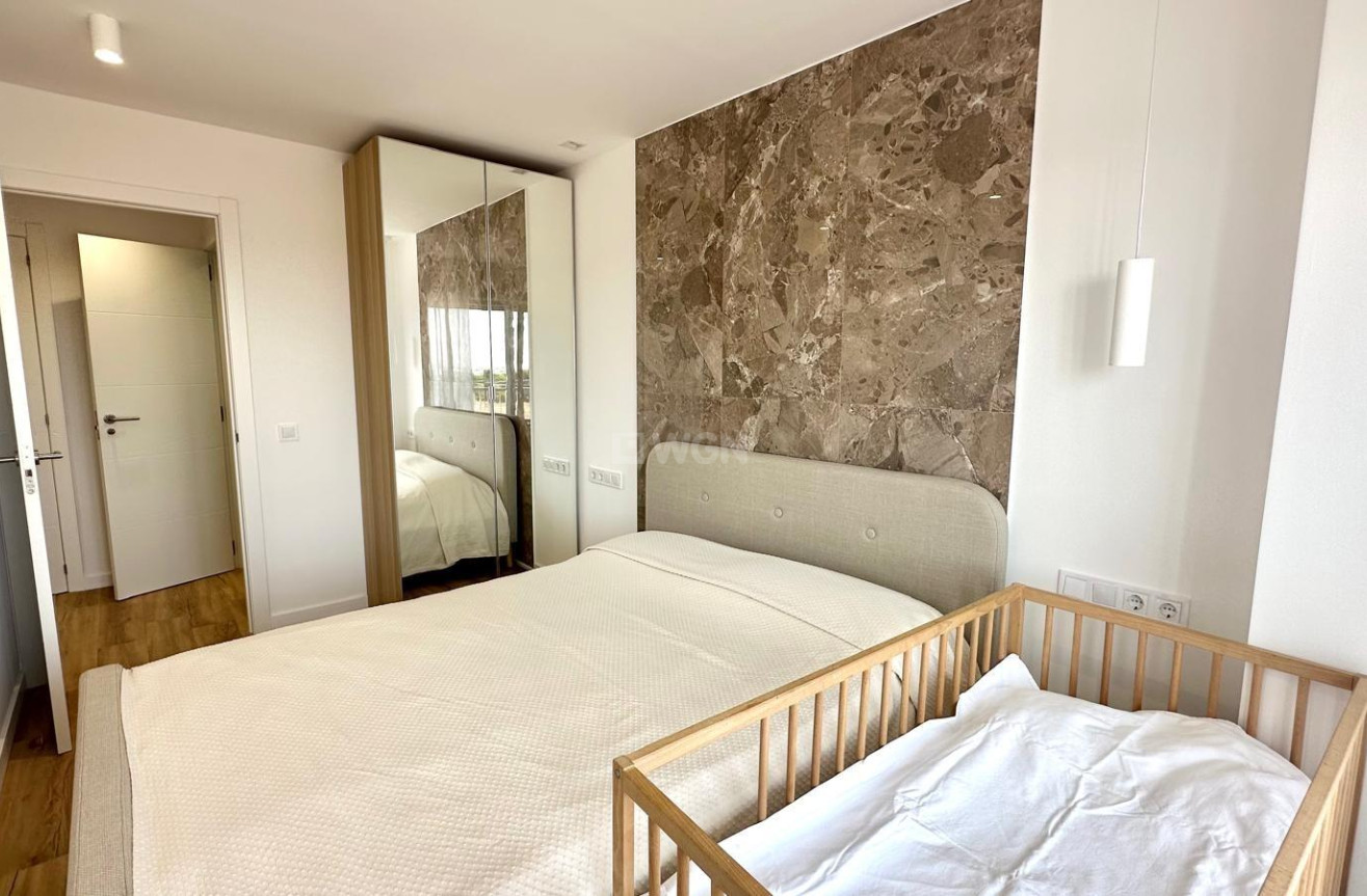 Odsprzedaż - Mieszkanie w bloku - Torrevieja - Punta Prima