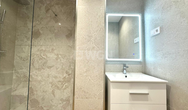 Odsprzedaż - Mieszkanie w bloku - Torrevieja - Punta Prima