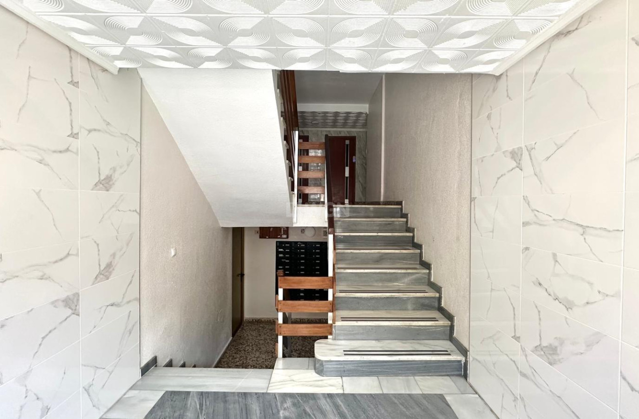 Odsprzedaż - Mieszkanie w bloku - Torrevieja - Punta Prima