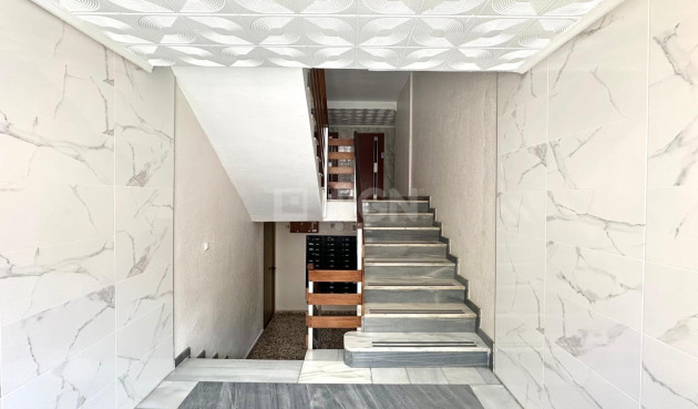 Odsprzedaż - Mieszkanie w bloku - Torrevieja - Punta Prima