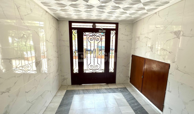 Odsprzedaż - Mieszkanie w bloku - Torrevieja - Punta Prima