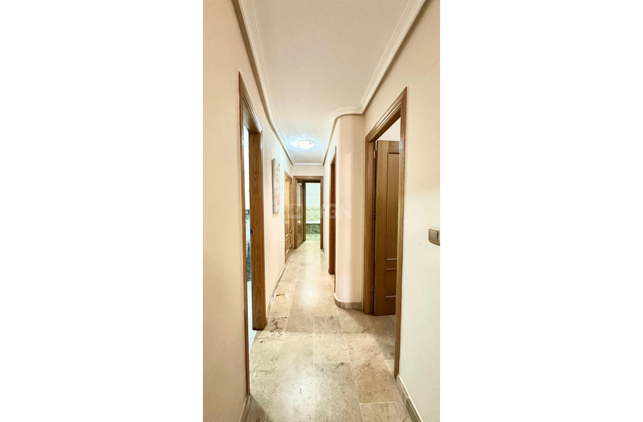 Odsprzedaż - Mieszkanie w bloku - Torrevieja