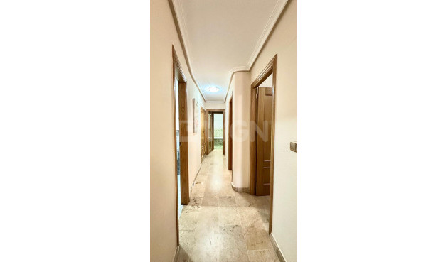 Odsprzedaż - Mieszkanie w bloku - Torrevieja