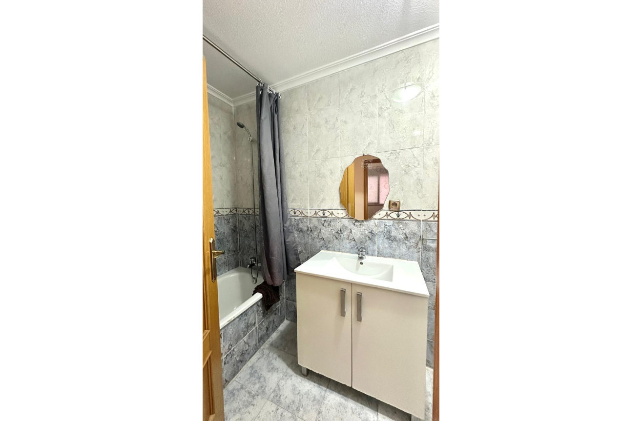 Odsprzedaż - Mieszkanie w bloku - Torrevieja