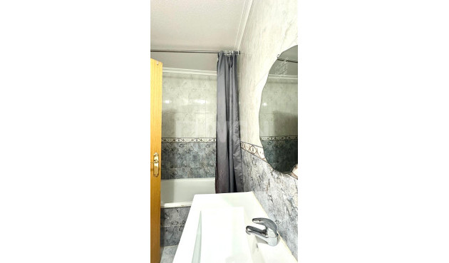 Odsprzedaż - Mieszkanie w bloku - Torrevieja