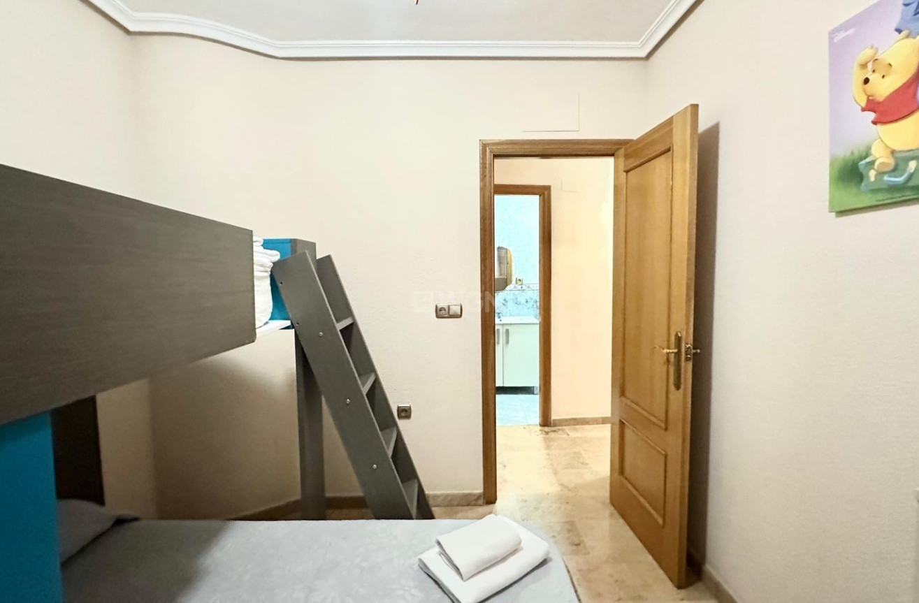 Odsprzedaż - Mieszkanie w bloku - Torrevieja