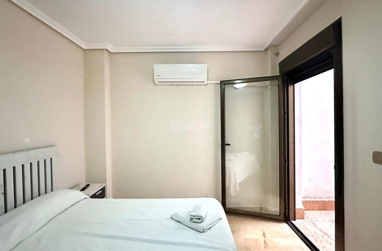 Odsprzedaż - Mieszkanie w bloku - Torrevieja