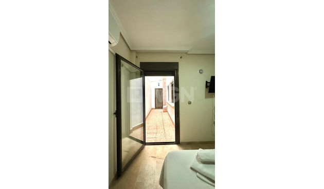 Odsprzedaż - Mieszkanie w bloku - Torrevieja