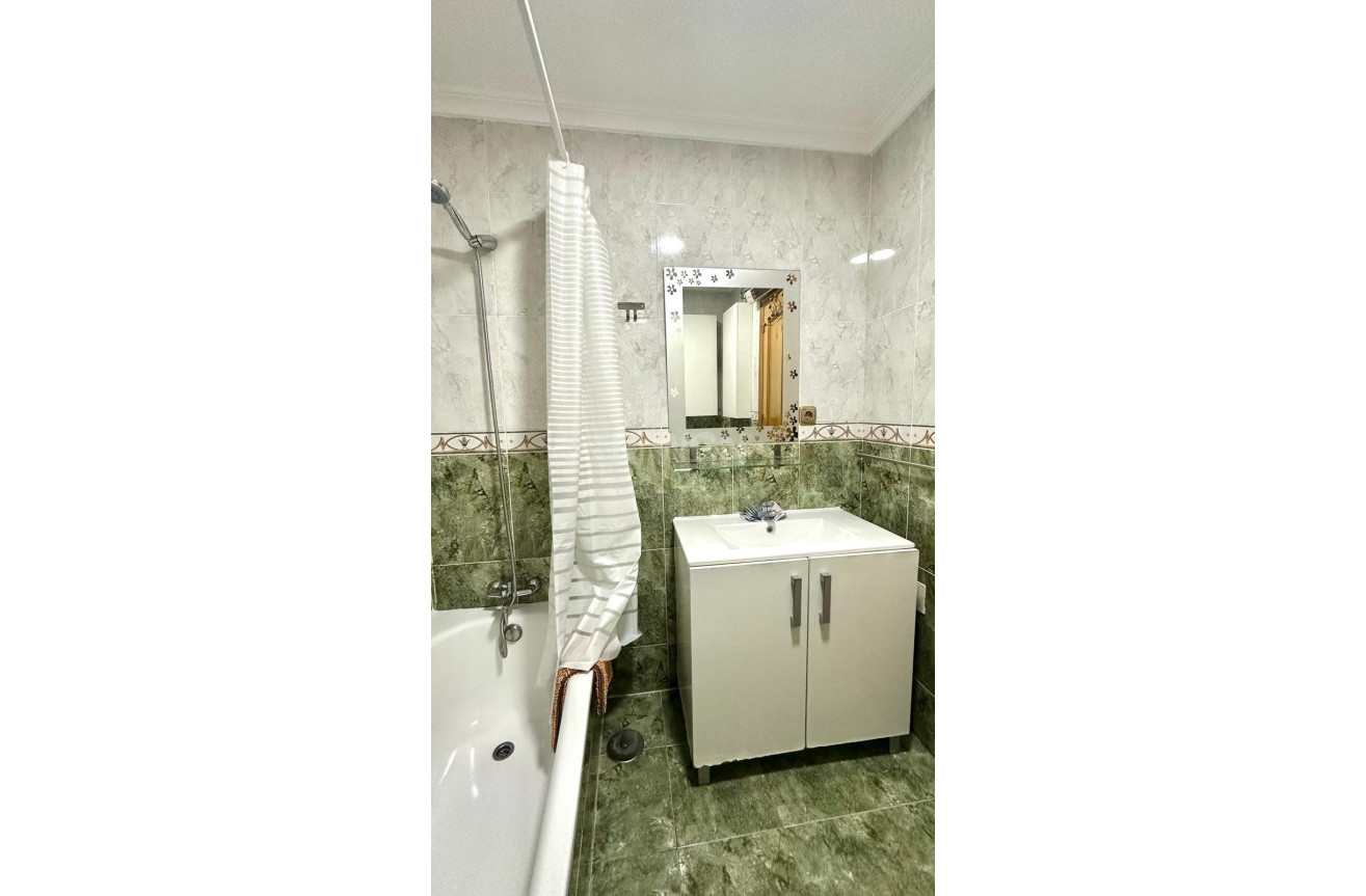 Odsprzedaż - Mieszkanie w bloku - Torrevieja