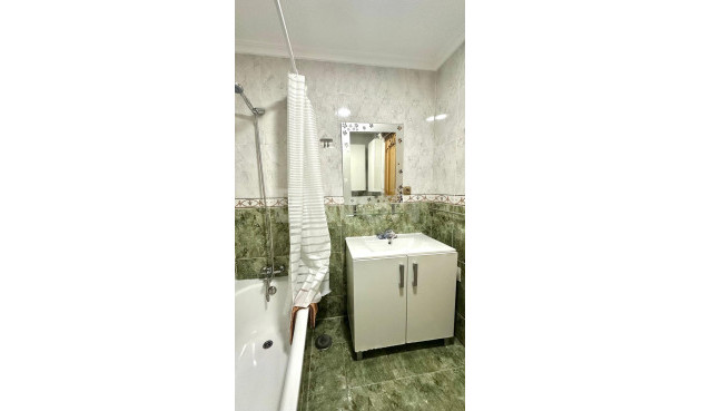 Odsprzedaż - Mieszkanie w bloku - Torrevieja