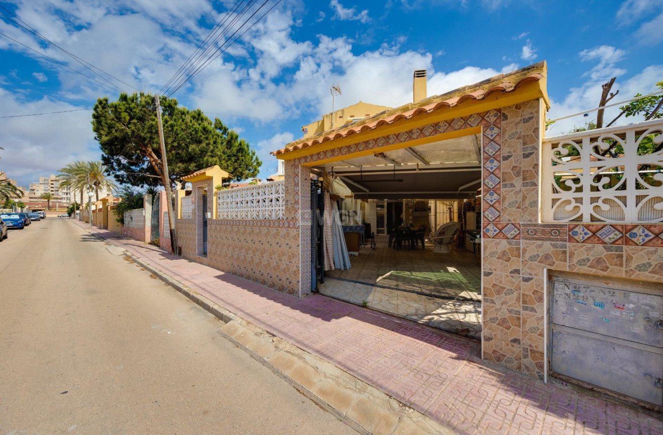 Resale - Villa - Torrevieja - aguas nuevas