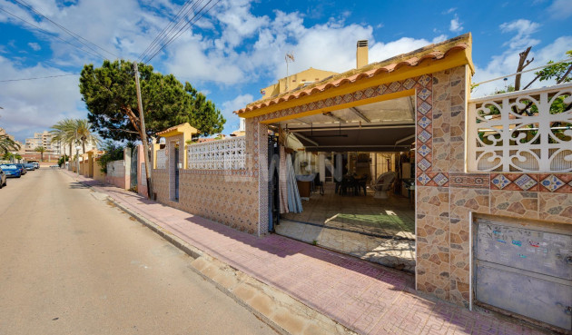 Resale - Villa - Torrevieja - aguas nuevas