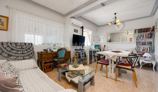 Resale - Villa - Torrevieja - aguas nuevas