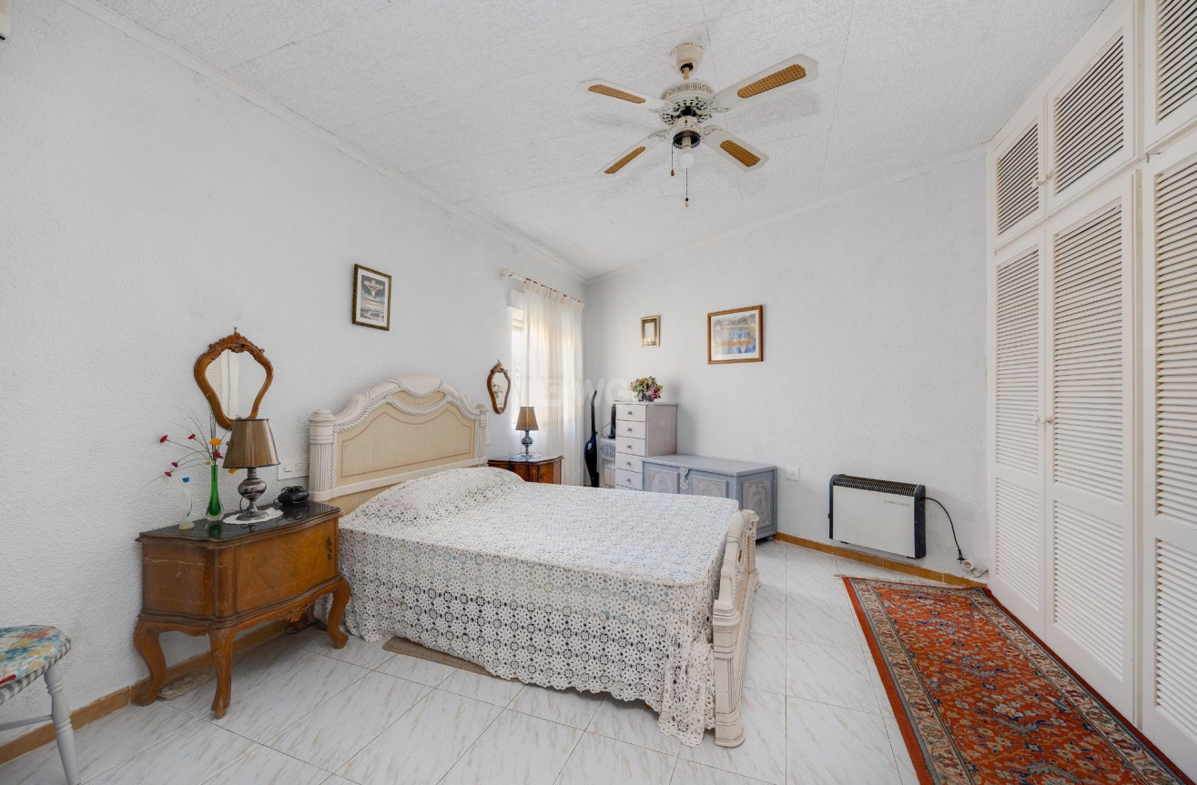 Resale - Villa - Torrevieja - aguas nuevas