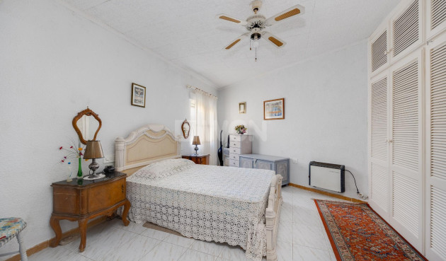 Resale - Villa - Torrevieja - aguas nuevas