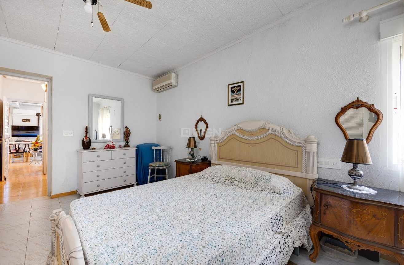 Resale - Villa - Torrevieja - aguas nuevas