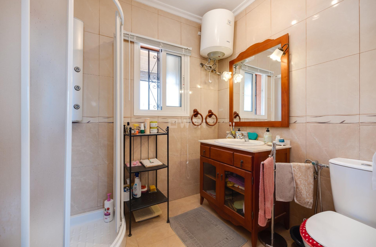 Resale - Villa - Torrevieja - aguas nuevas