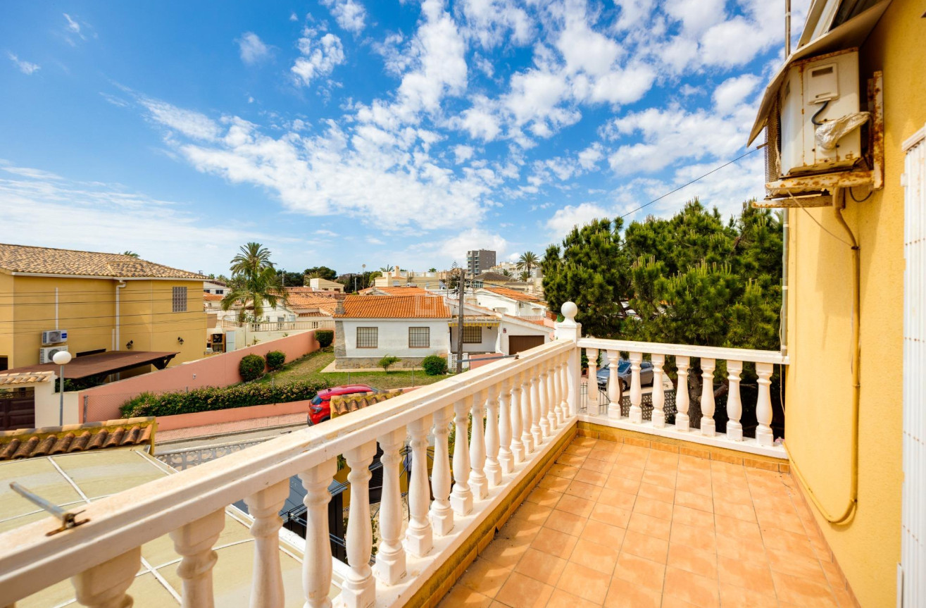 Resale - Villa - Torrevieja - aguas nuevas