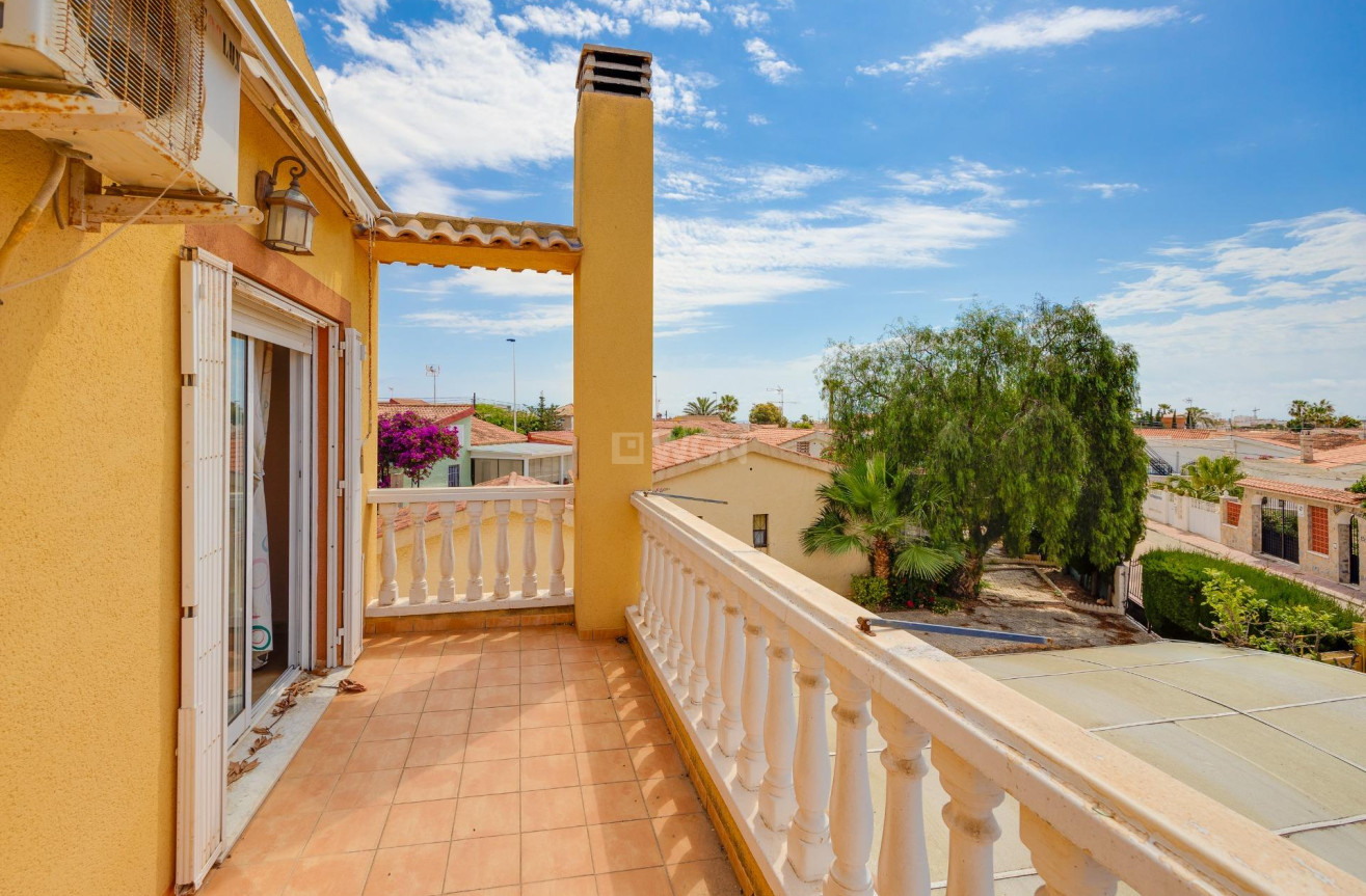 Resale - Villa - Torrevieja - aguas nuevas
