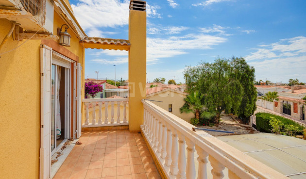 Resale - Villa - Torrevieja - aguas nuevas